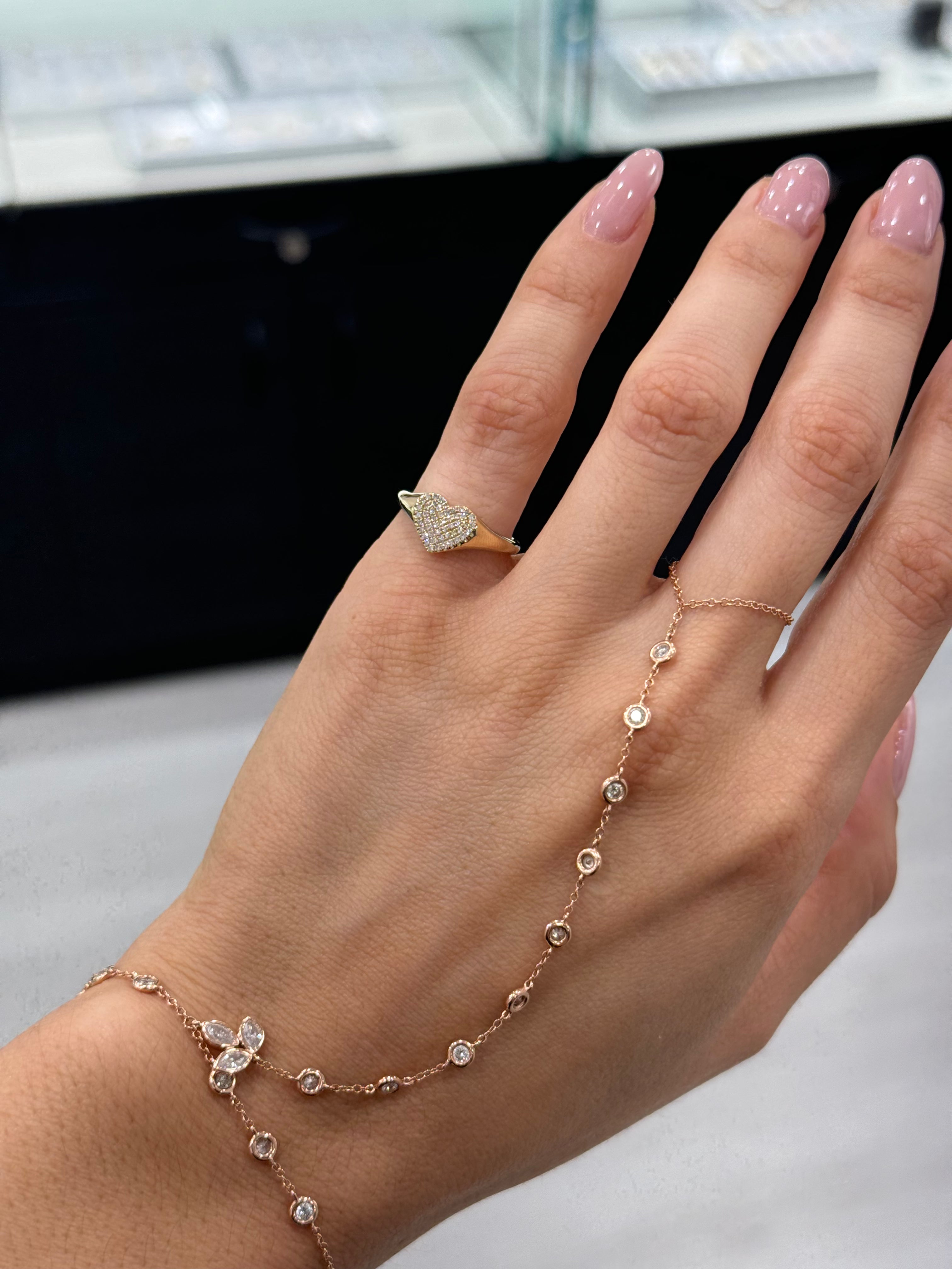 Pavé heart small signet ring