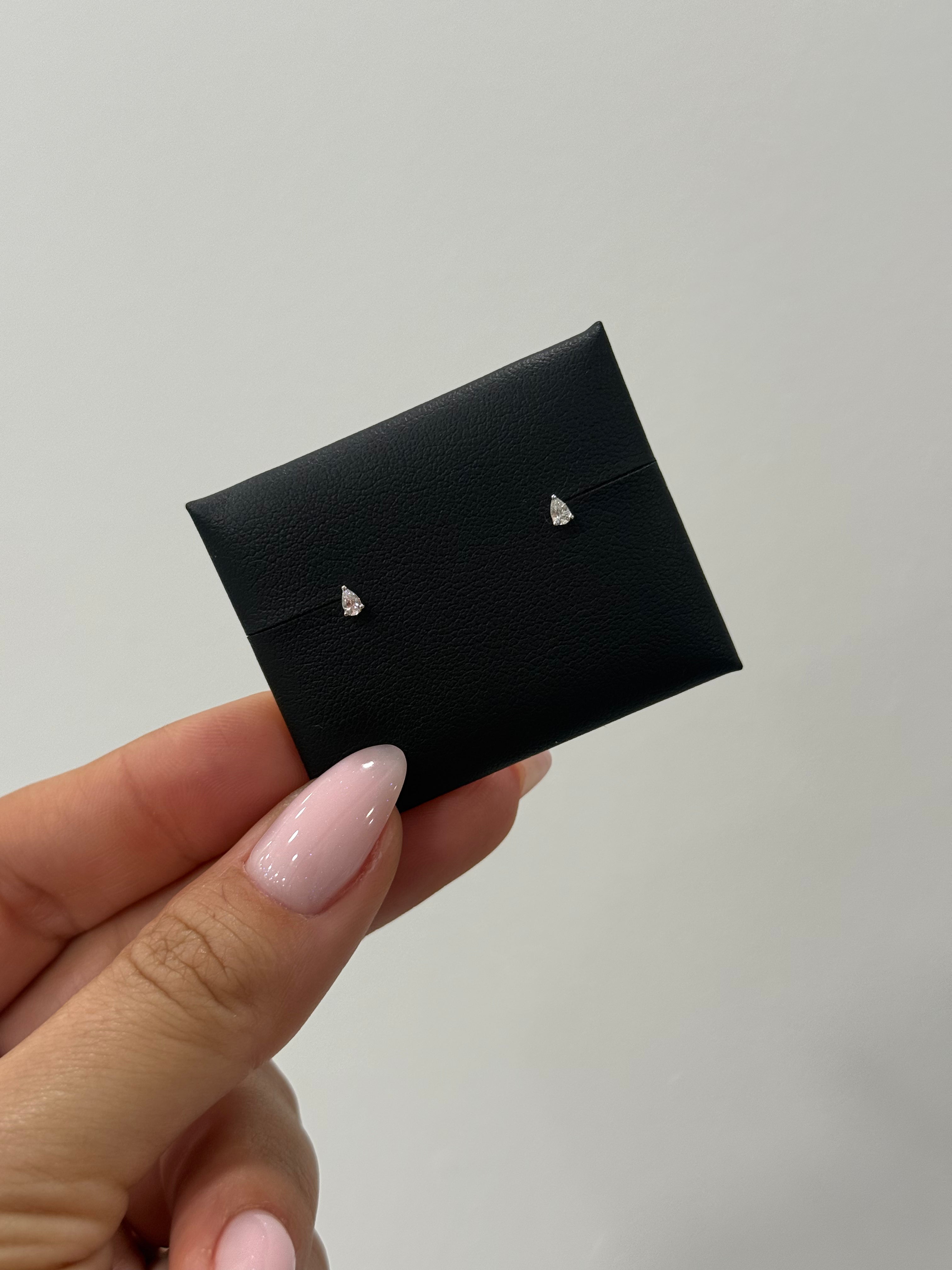 Micro Pear Stud